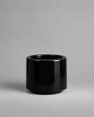 Nia Glossy pot in glossy black; colour reference image
